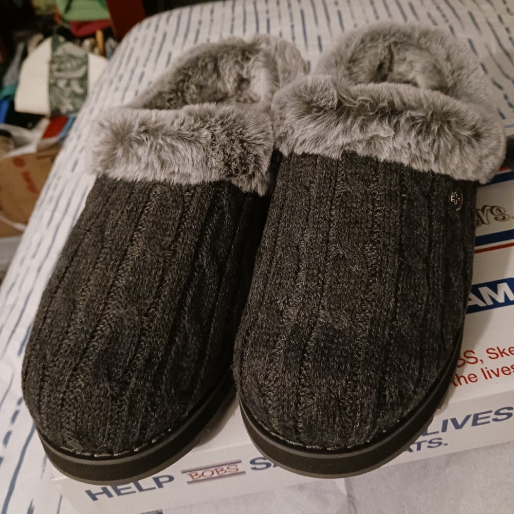 NWT!! SKECHERS BOBS SLIPPERS SZ 7 indoor/Outdoor